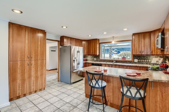 Building Photo - Gracious and Spacious and NO Steps at $3200!
