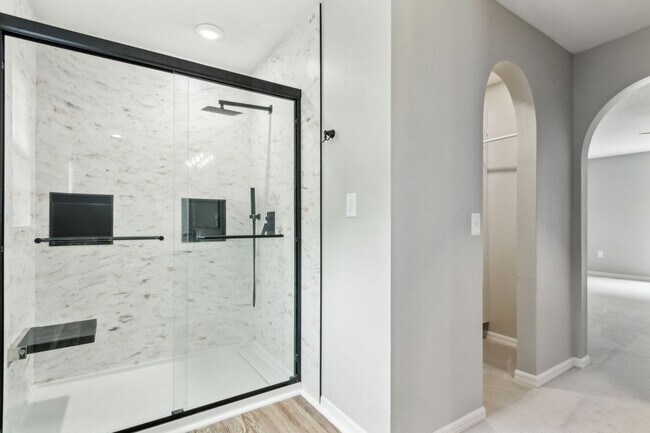 Building Photo - Newly Renovated 4 Bedroom!