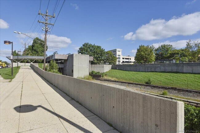 Building Photo - 10513 Weymouth St