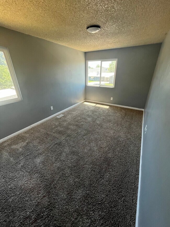 Building Photo - Beautiful Orem Home