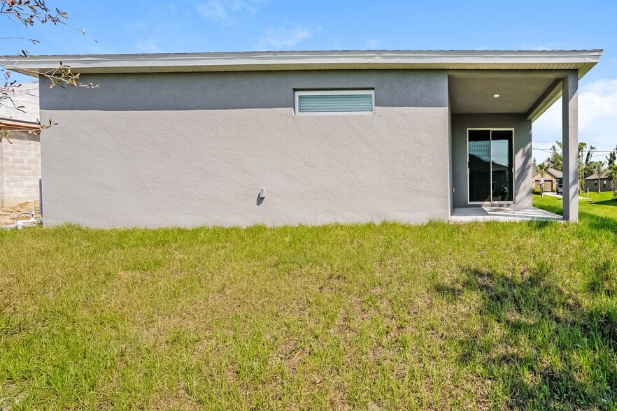 Building Photo - 1810 NE 34th Ln