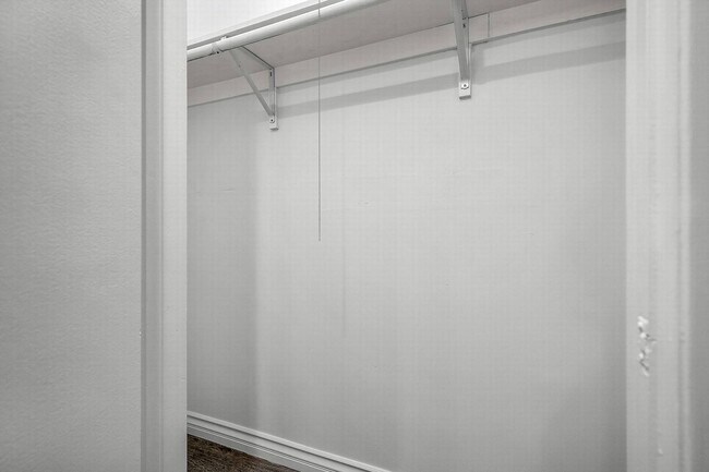 Building Photo - North of Sunset, Large 1 bed unit