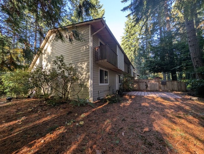 Building Photo - Large 3 Bedroom Corner Unit in The Heart of Gig Harbor! Available Now! $500 Off 1st MONTHS RENT!