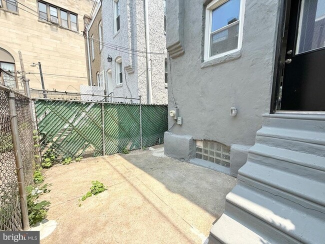 Building Photo - 1520 S Myrtlewood St