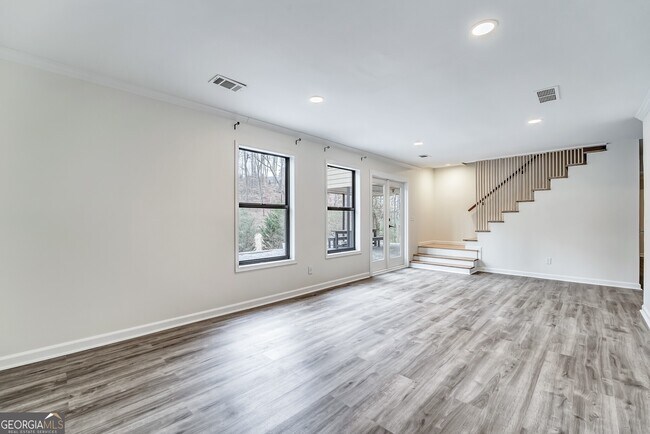 Building Photo - 75 Lakeshore Dr NW