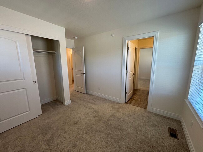 Building Photo - Elegant 3BR Townhome