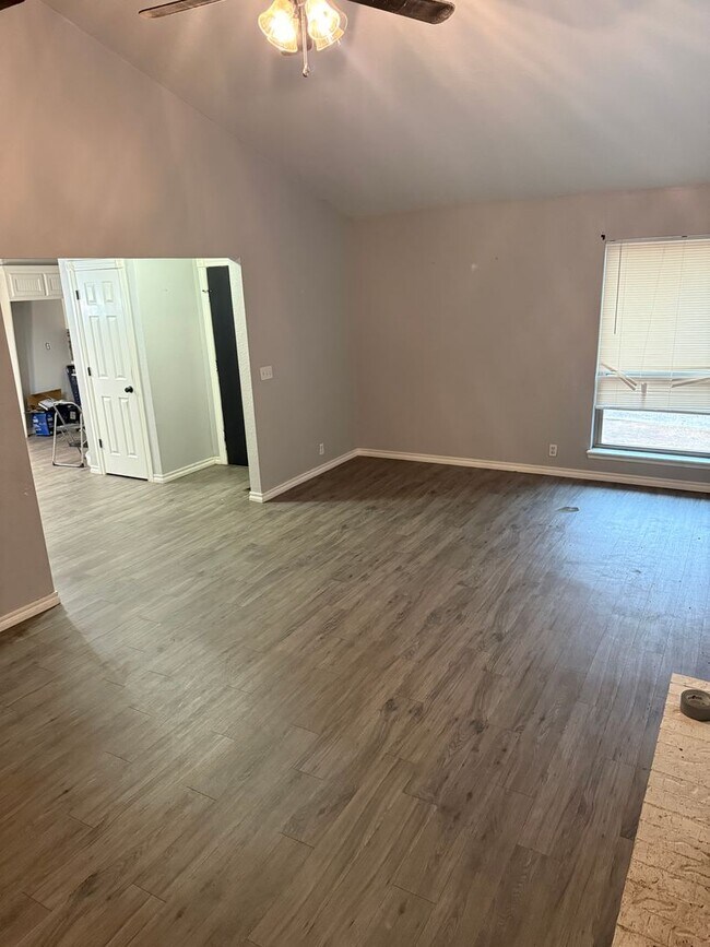 Building Photo - Charming Corner-Lot Duplex in the Heart of Yukon – Available Now!