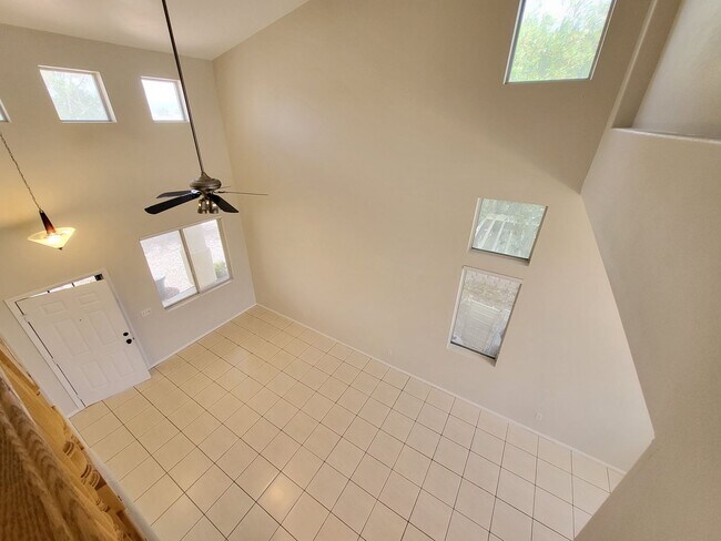 Building Photo - 4 Bedroom House, Private Pool,  Large Pets Welcome