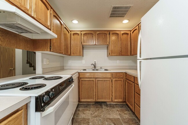 Building Photo - Comfortable 3-Bedroom Townhouse with A/C, ...