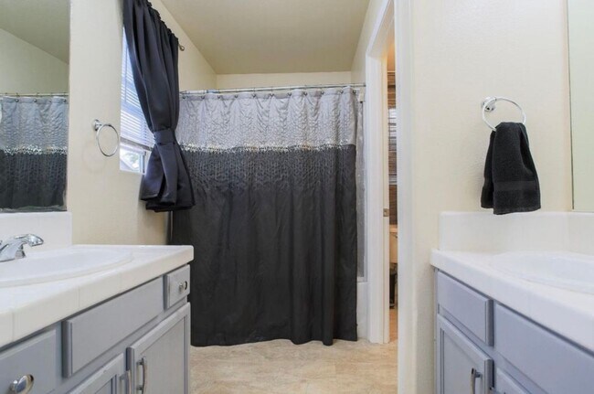 Building Photo - STUNNING Gated 3 Bed/2.5 Bath Soledad Home