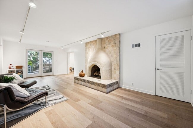 Building Photo - Elegant Chevy Chase Cul-de-Sac Home with Spacious Layout!