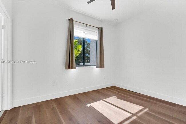 Building Photo - 859 NE 211th St