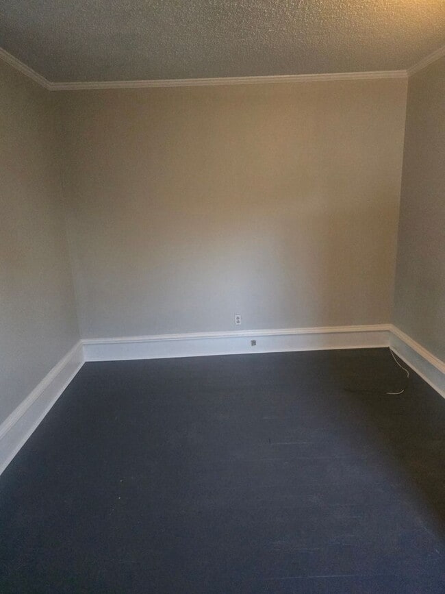 Building Photo - Charming Home