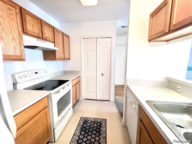 Building Photo - 2664 S Knightsbridge Cir