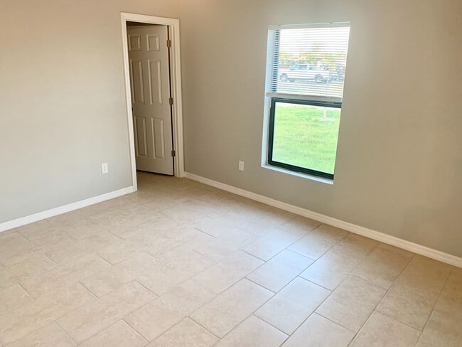 Building Photo - Like New DUPLEX 3 bedroom, 2 bath, 1 car g...