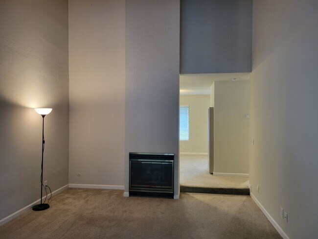 Building Photo - Spacious and Updated 1 Bedroom Convenientl...