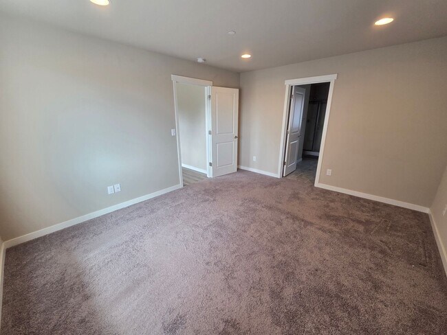 Building Photo - 2524 Jacaranda Ave
