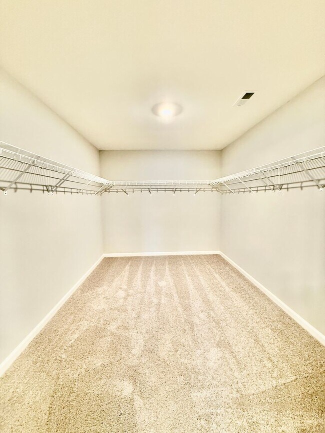 Building Photo - LARGE 4 Bed in Georgetown!