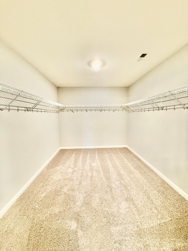 Building Photo - Move in now and pay NO RENT for the rest o...