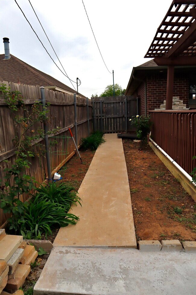 Building Photo - 19 Pilot Point Dr