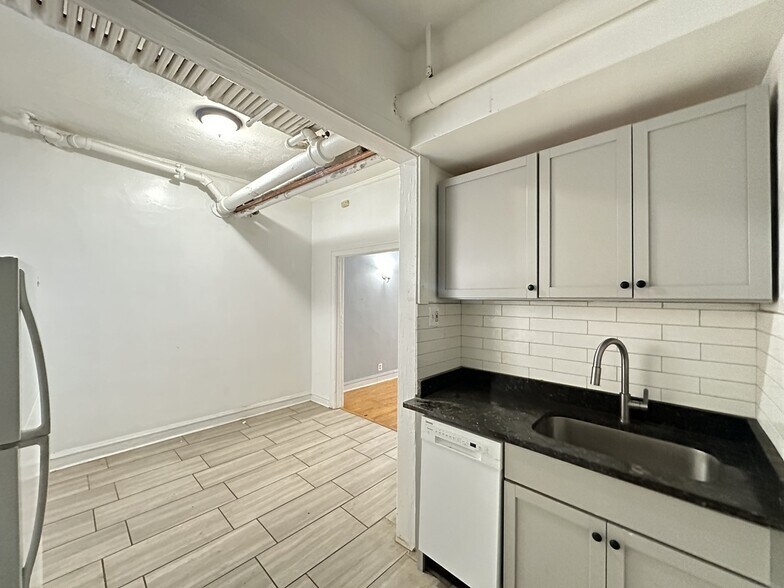 Building Photo - 1321.5 W Estes Ave
