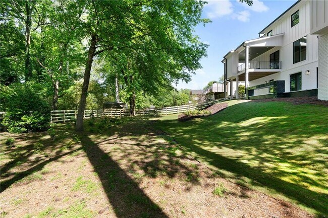 Building Photo - 312 Meadow Dr