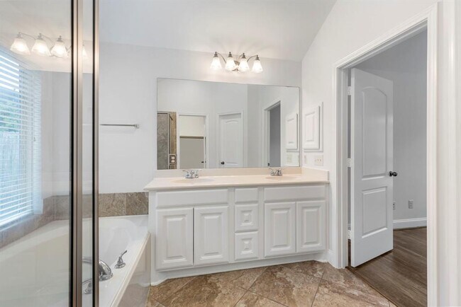 Building Photo - 1315 Cameron Park Ln