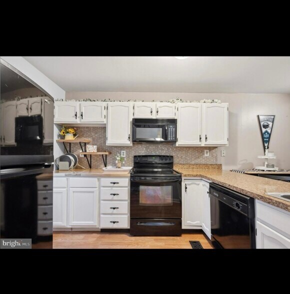 Building Photo - 338 Cashel Ct
