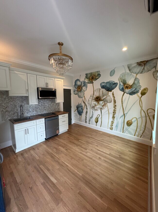 Building Photo - 688 King St