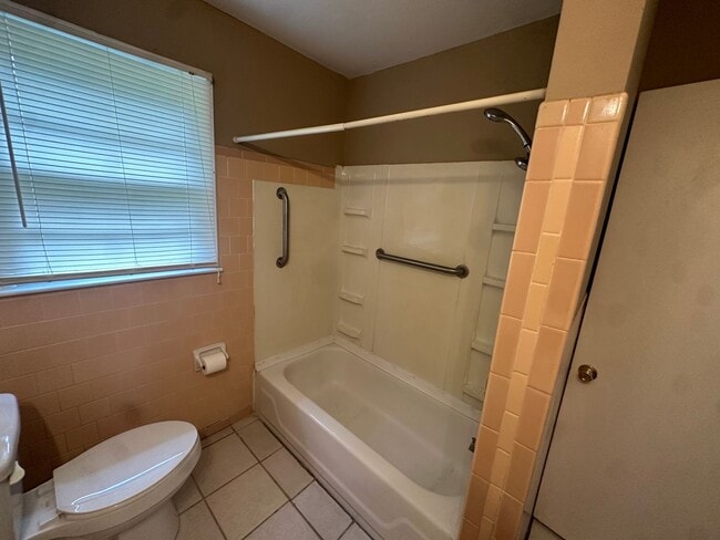 Building Photo - 2 Bedroom, 1 Bath House In Outskirts of Co...