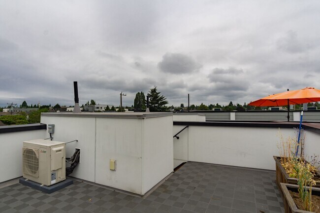 Building Photo - 2Bd/1.75Ba Seattle Townhome