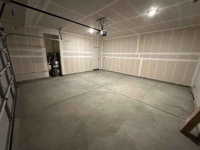 Building Photo - Gorgeous Brand New 3 Bedroom 2.5 Bath Home