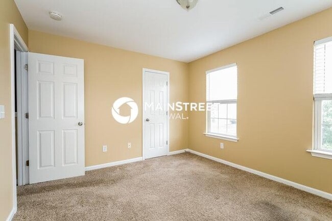 Building Photo - 3 Bedroom Pet-Friendly Home in Charlotte, NC with Main Street Renewal