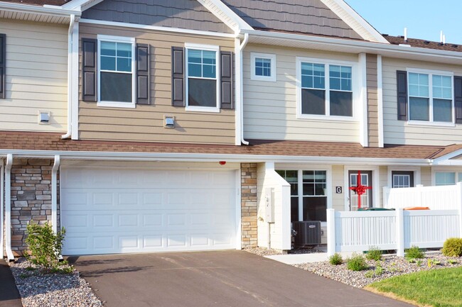 Building Photo - Beautiful 3-Bed 3-Bath Townhome in Blaine!