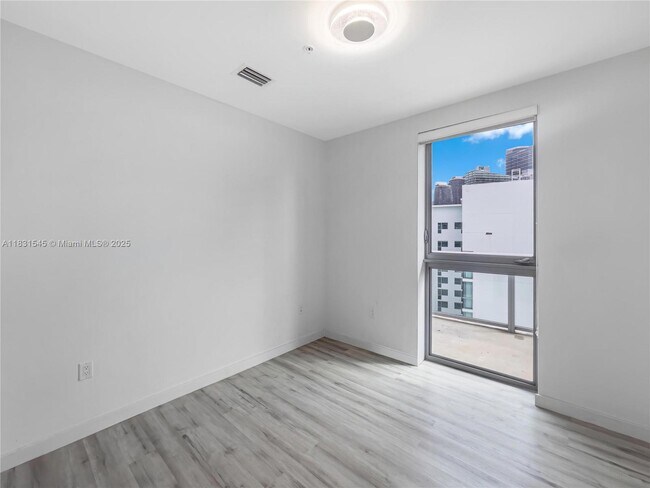 Building Photo - 1600 SW 1st Ave