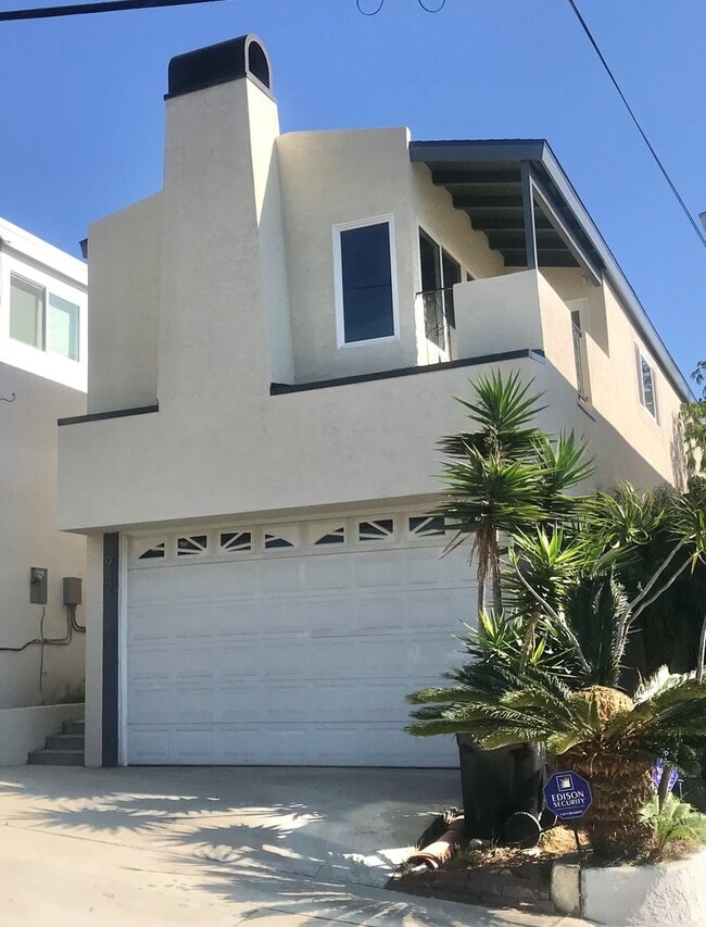 Building Photo - Beautiful 3 Beds 2 Baths Townhome in  Hermosa Beach