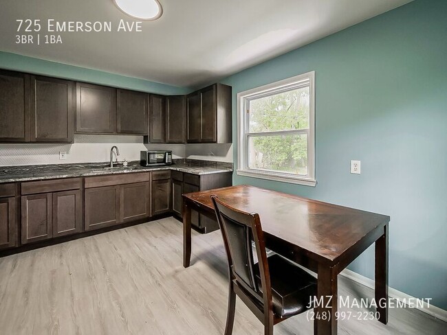 Building Photo - 725 Emerson Ave