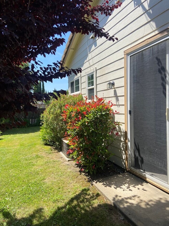 Building Photo - Willow Springs - Cozy 3 Bdrm, 2 Bath on culdesac. Walking distance to Folsom HS