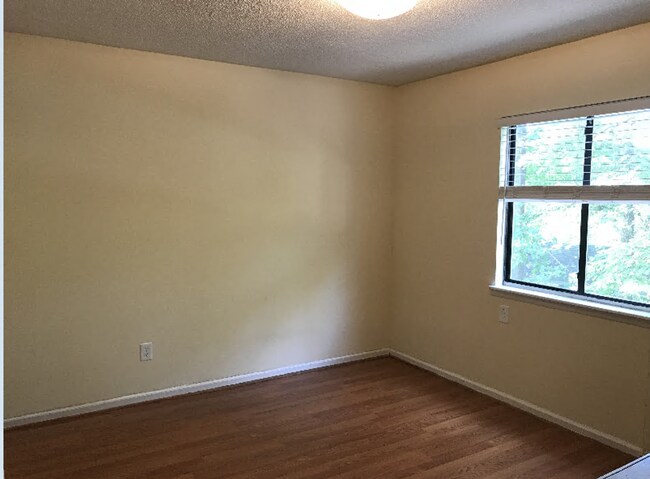 Building Photo - 2BEDROOM/ 2 BATH APARTMENT