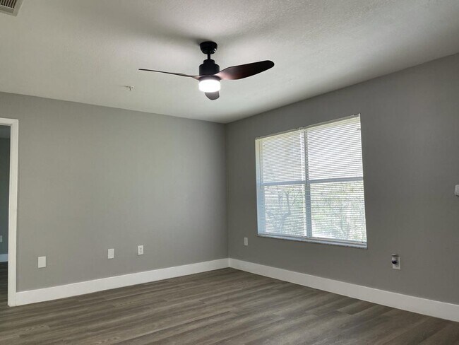 Building Photo - 623 Dory Ln