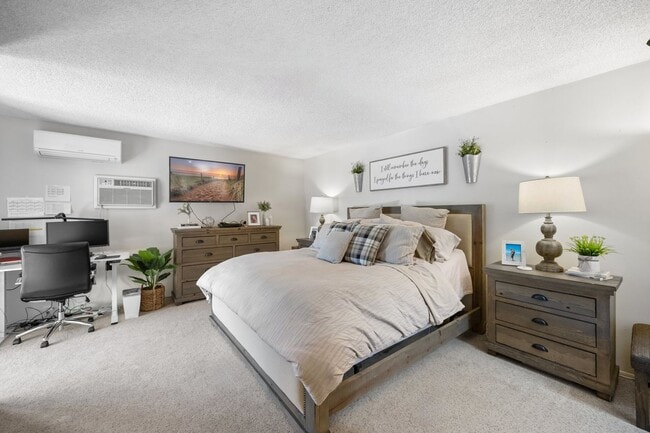 Building Photo - 3 bed 2 bath move-in ready unit.