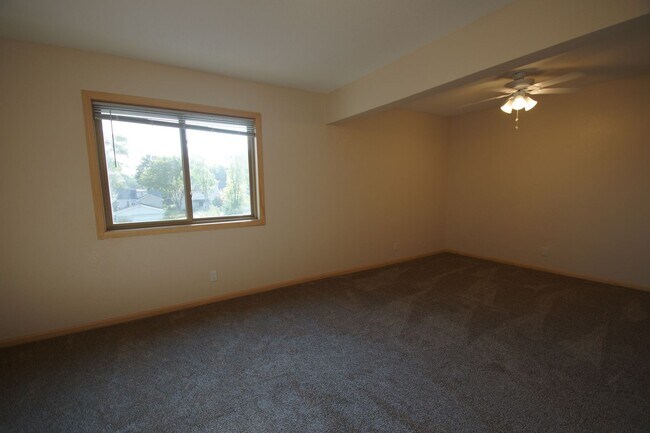 Building Photo - Newly Renovated Top-Floor One-Bedroom with East-Facing Balcony