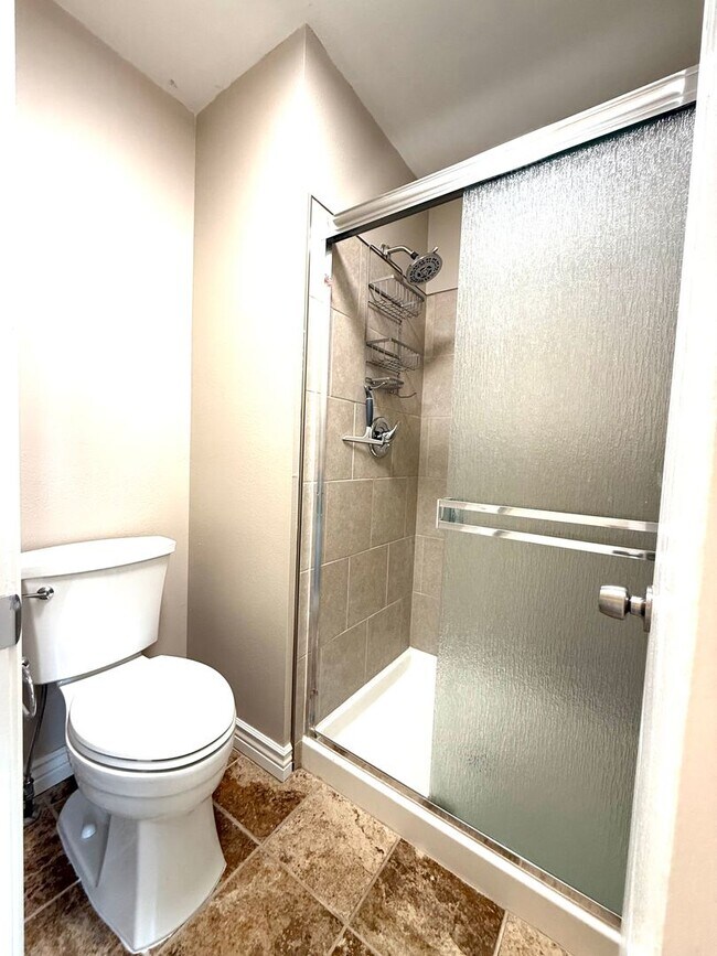 Building Photo - Updated 2 bed/2.5 bath townhome in Bear Creek