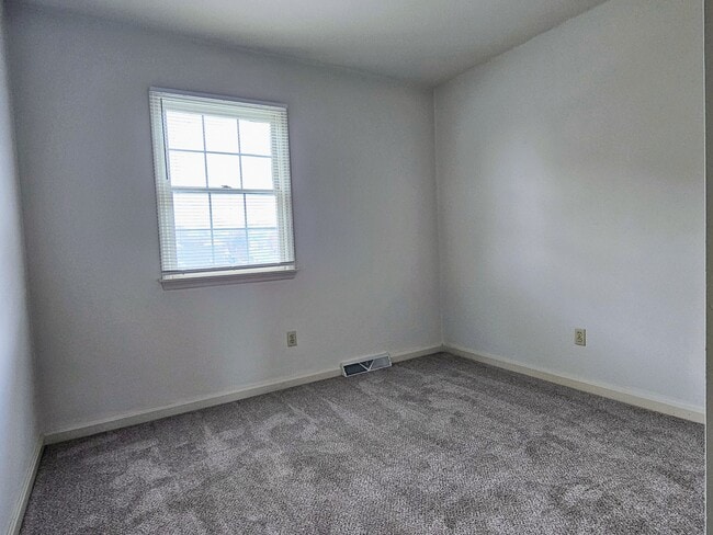 Building Photo - 88 Robinhill Dr