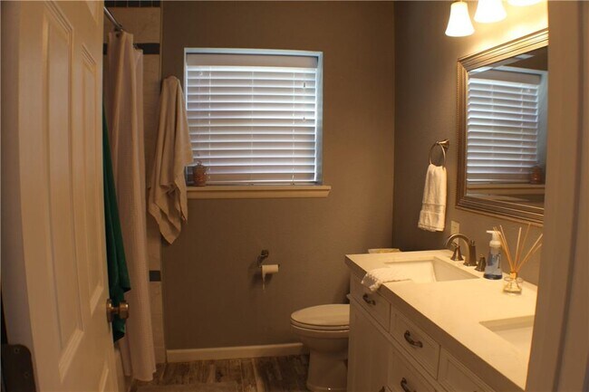 Building Photo - 4 Tilbury Ln