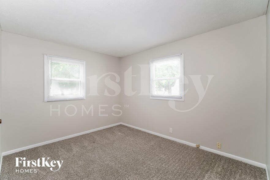 Building Photo - 2031 Sharon Ave