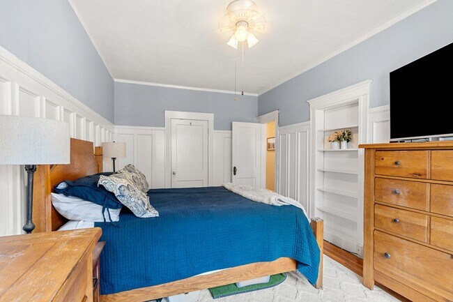 Building Photo - 376 Riverway