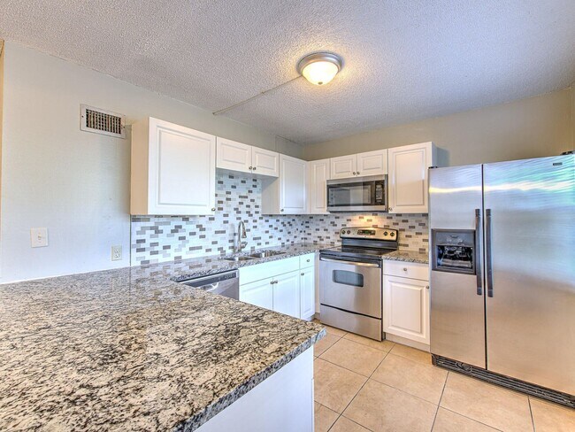 Building Photo - Very nice large 5 bedroom/3 bathroom home ...