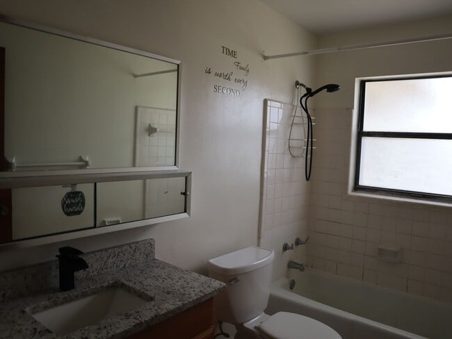 Building Photo - 2 Bed 1 bath Granite Countertops  Screen Porch Call Carole Arcaro Deltona Lakes Realty 386-216-4900