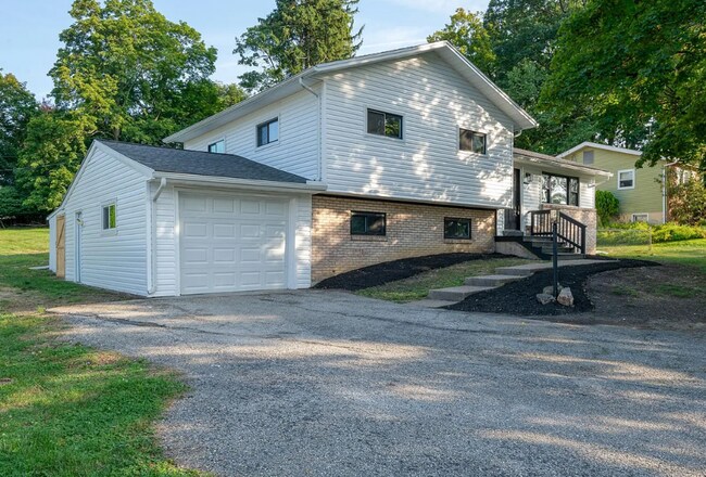 Building Photo - Spacious 3 bedroom home
